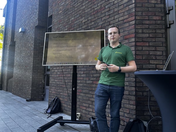 Wouter Mertens presenting outside